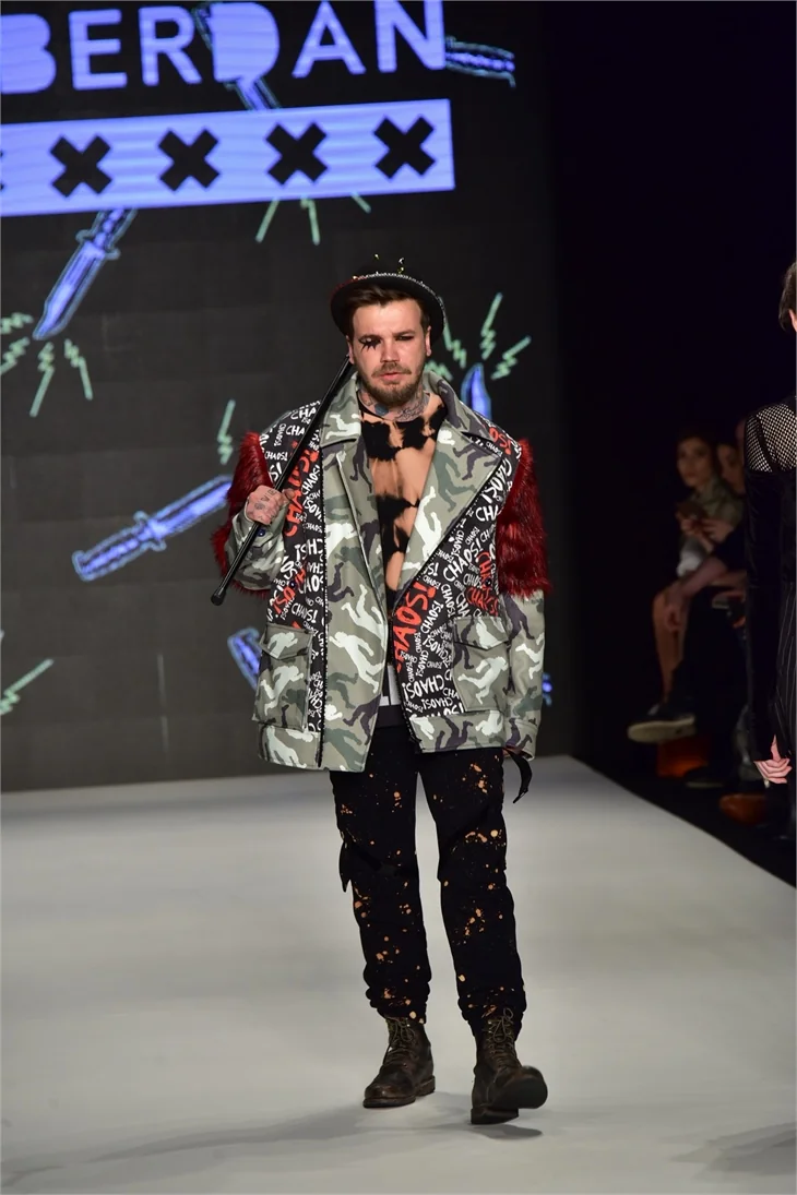 Fashion Week İstanbul'da ünlüleri buluşturan defile!