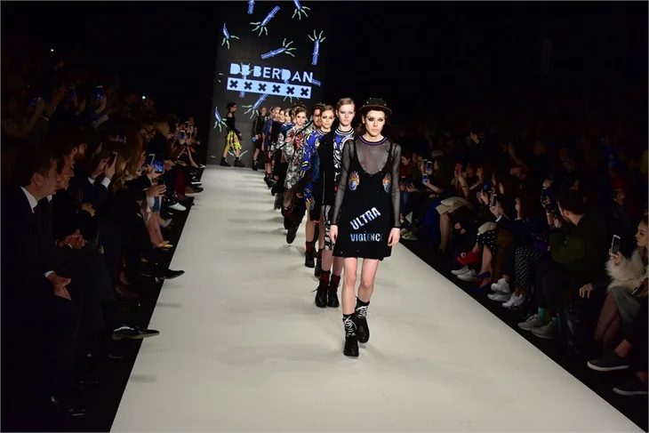Fashion Week İstanbul'da ünlüleri buluşturan defile!