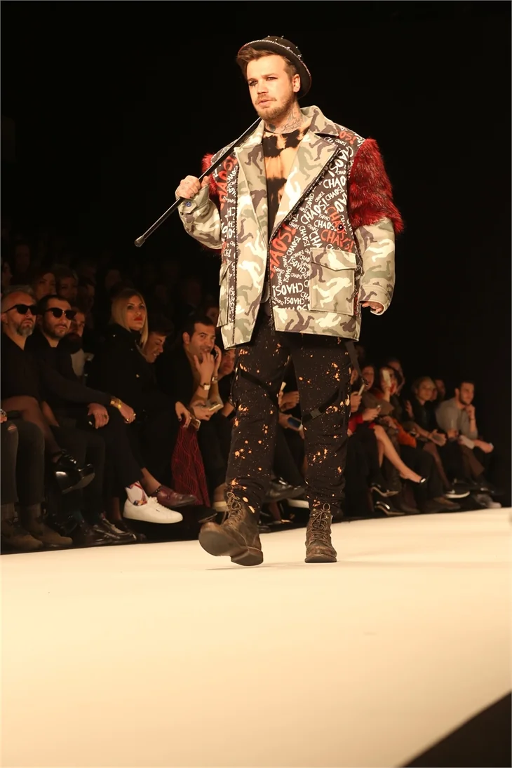 Fashion Week İstanbul'da ünlüleri buluşturan defile!