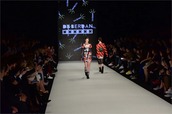 Fashion Week İstanbul'da ünlüleri buluşturan defile!