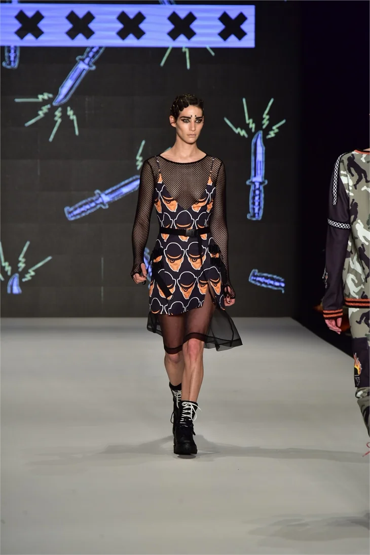 Fashion Week İstanbul'da ünlüleri buluşturan defile!