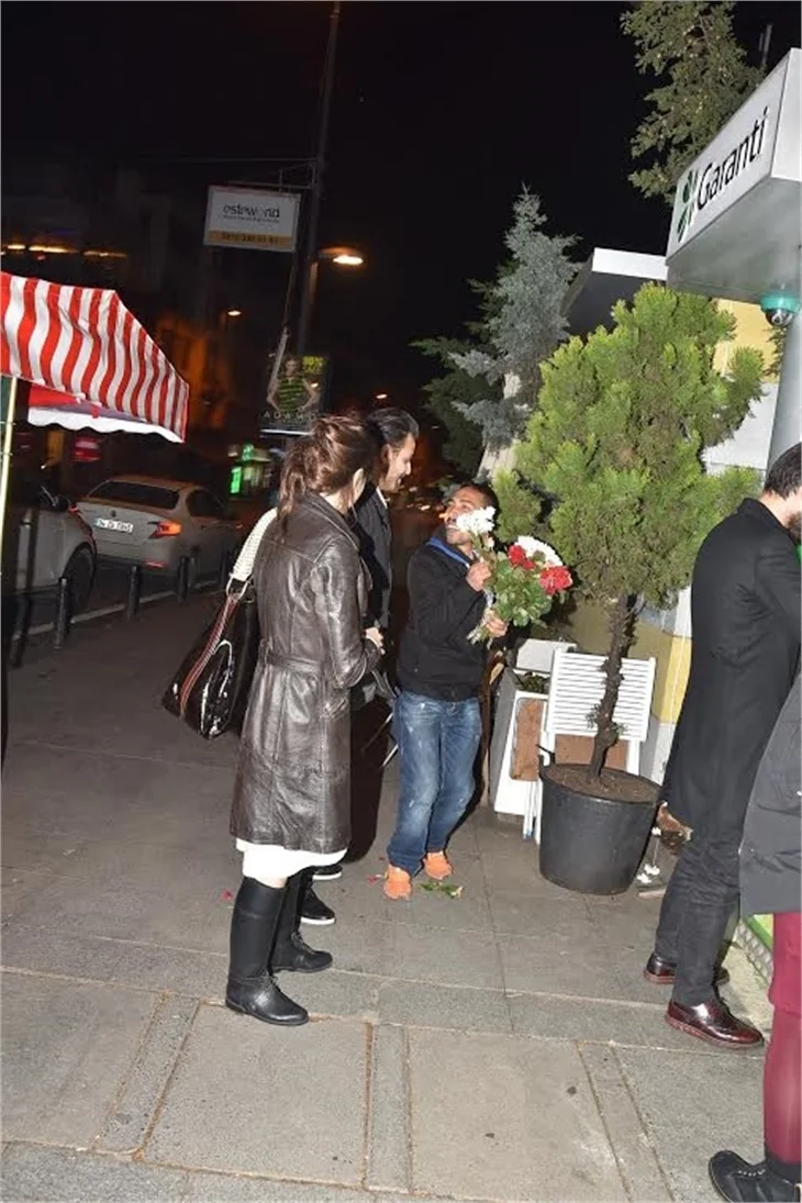 Erkan Kolçak Köstengil ve Şükran Ovalı, Şebnem Bozoklu’ya baskın yaptı