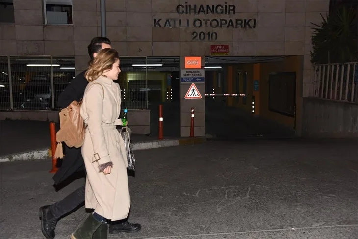 Burcu Biricik'i muhabirlerden nişanlısı kaçırdı!