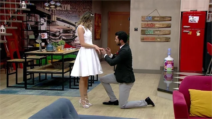 Kısmetse Olur'da Emre'den Hazal'a sürpriz teklif