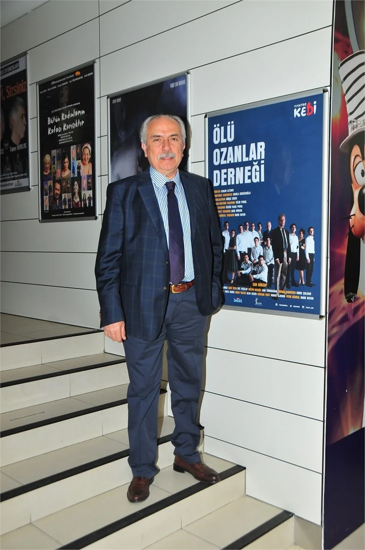 “Ölü Ozanlar Derneği” oyunun galasına ünlü akını!