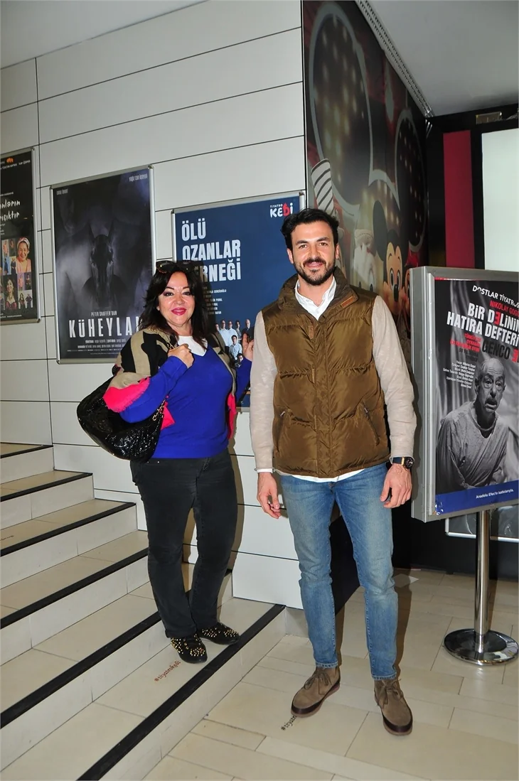 “Ölü Ozanlar Derneği” oyunun galasına ünlü akını!
