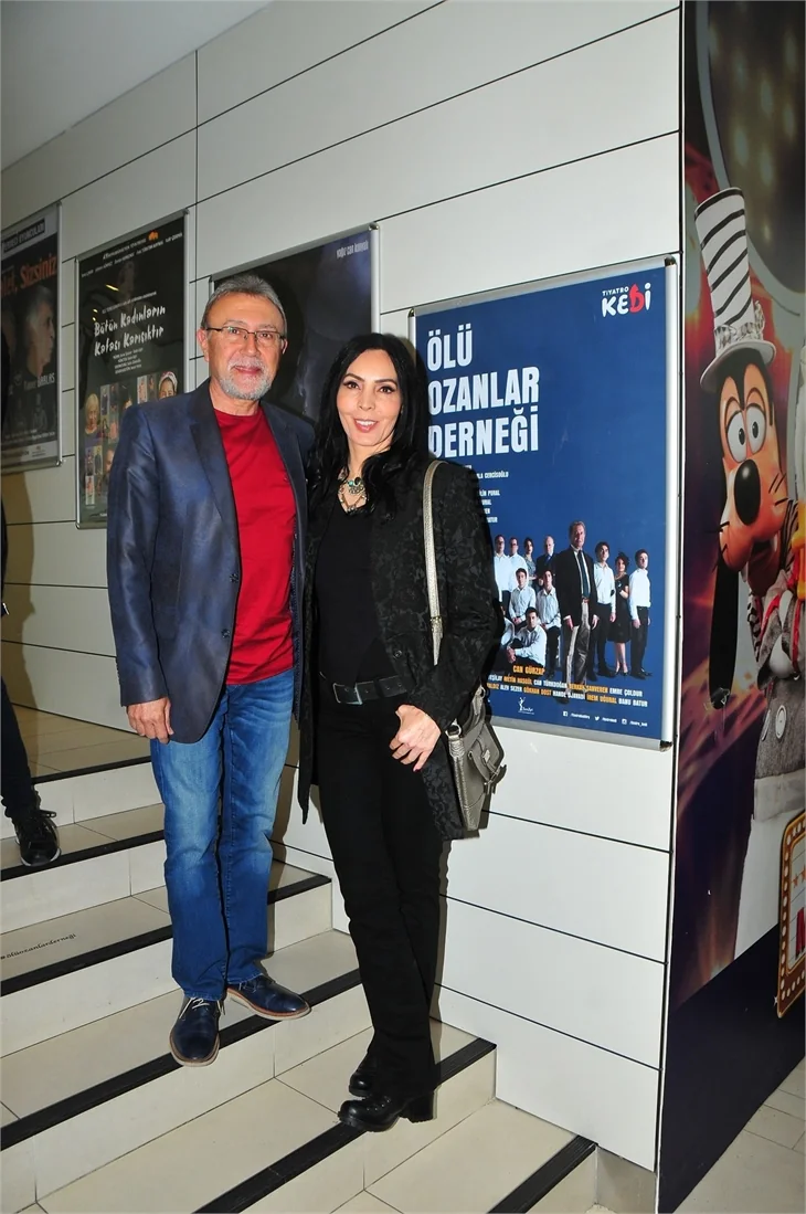 “Ölü Ozanlar Derneği” oyunun galasına ünlü akını!