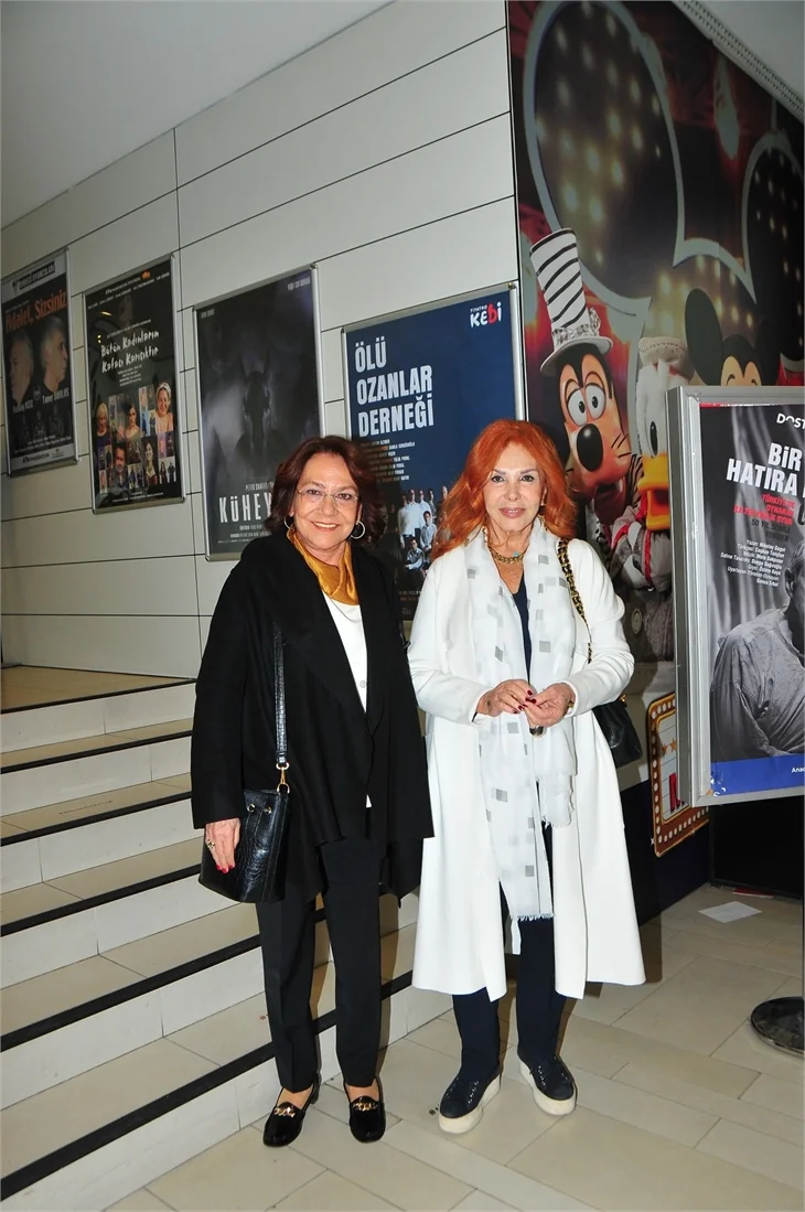 “Ölü Ozanlar Derneği” oyunun galasına ünlü akını!
