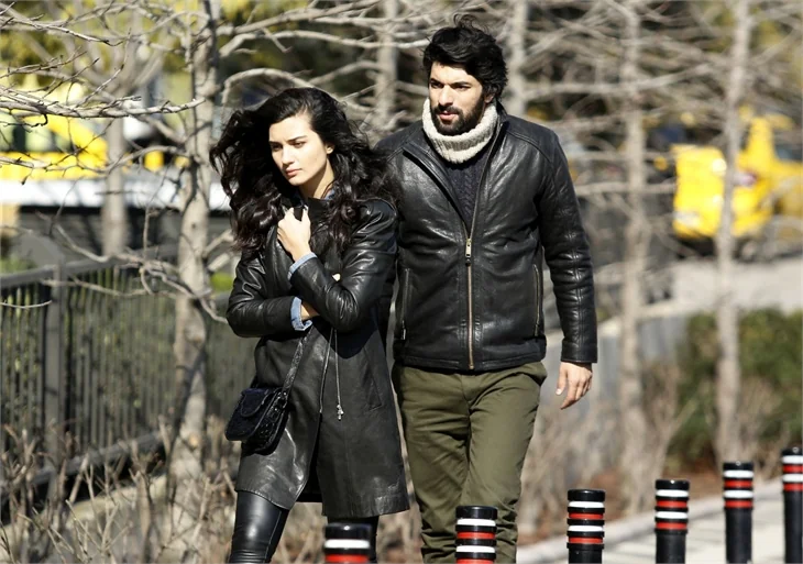 Tuba Büyüküstün ve Engin Akyürek'li Kara Para Aşk rekora koşuyor!