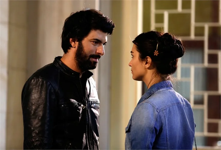 Tuba Büyüküstün ve Engin Akyürek'li Kara Para Aşk rekora koşuyor!