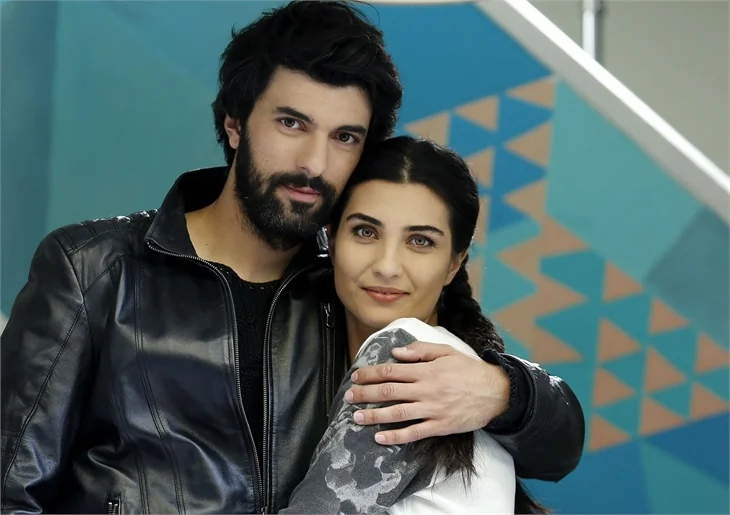 Tuba Büyüküstün ve Engin Akyürek'li Kara Para Aşk rekora koşuyor!