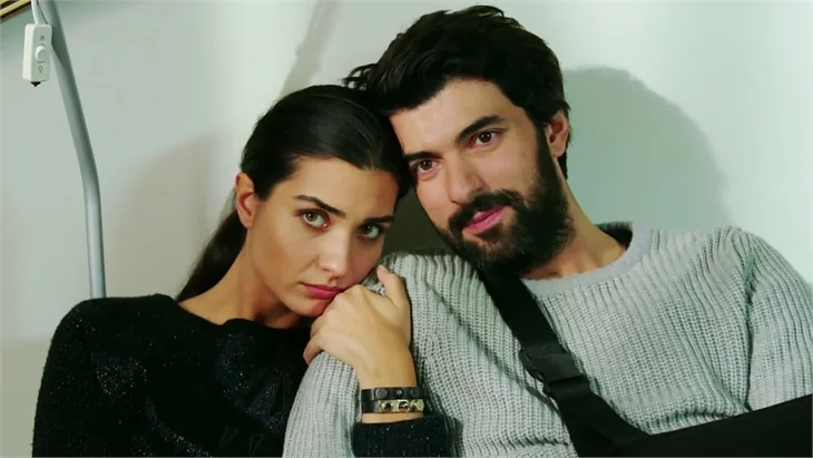 Tuba Büyüküstün ve Engin Akyürek'li Kara Para Aşk rekora koşuyor!