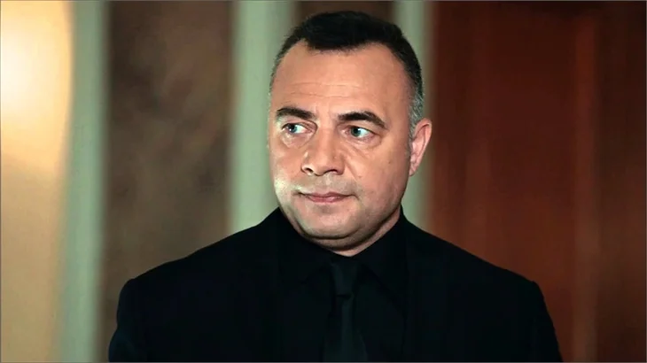 Oktay Kaynarca otomobilini muhabirlerin üzerine sürdü!