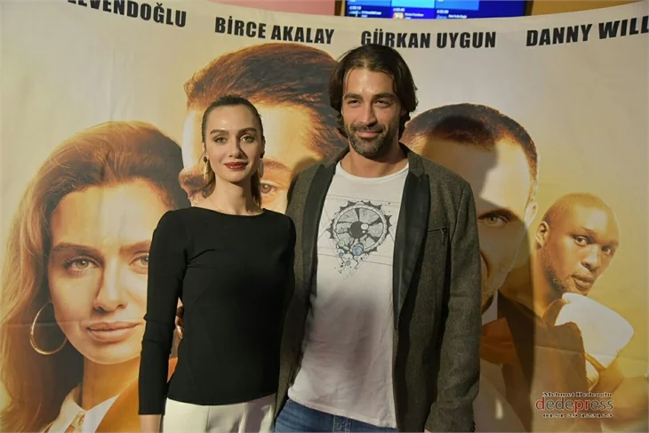 Birce Akalay ile Sarp Levendoğlu el ele!
