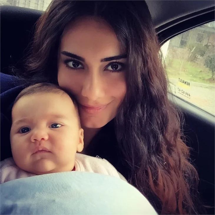 Nur Bozar evde bebeğini büyütüyor...