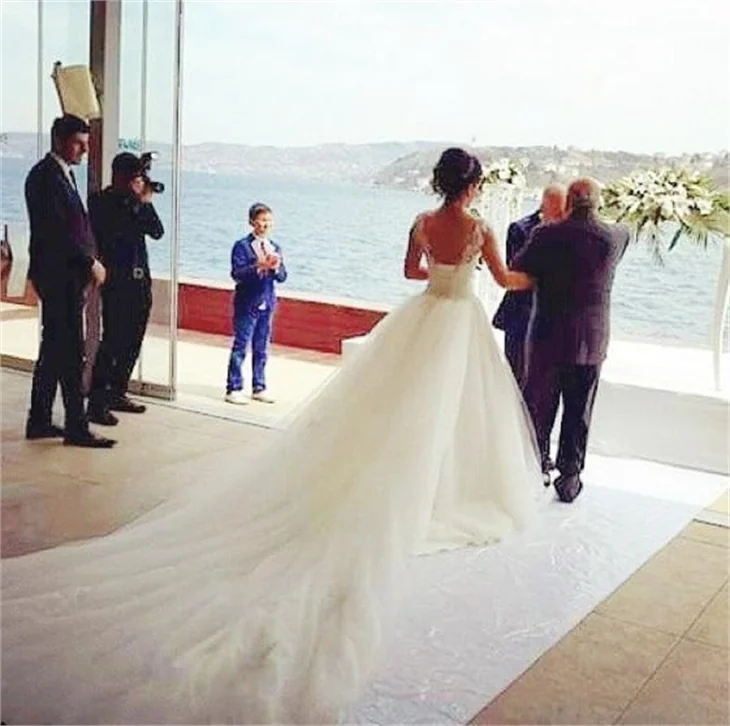 Nur Bozar evde bebeğini büyütüyor...