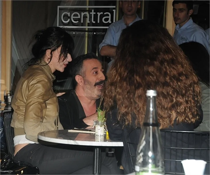 Cem Yılmaz ve Hande Ataizi’nin şaşırtan samimiyeti