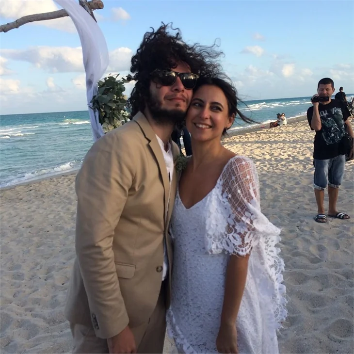 Ünlü şarkıcı Miami'de evlendi!