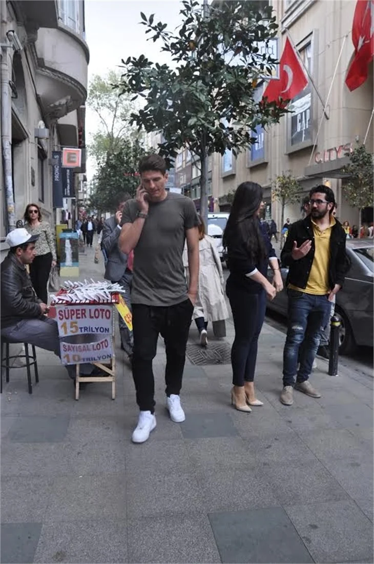 Beşiktaşlı Mario Gomez'den Türk usulü selamlama!