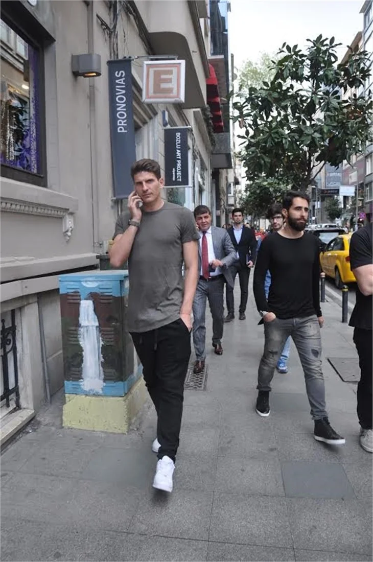 Beşiktaşlı Mario Gomez'den Türk usulü selamlama!