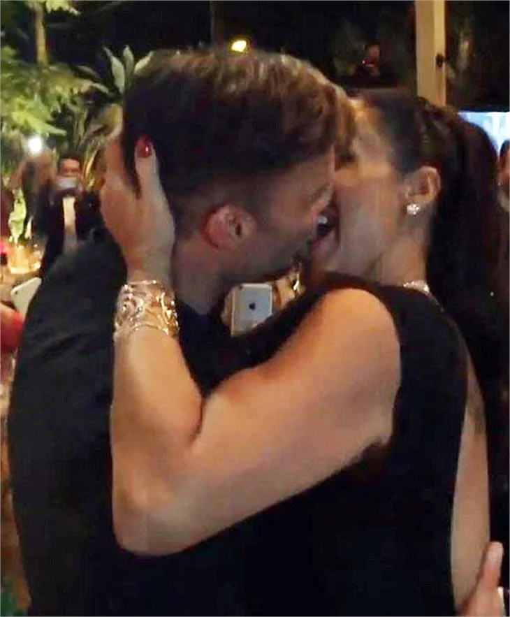 Ricky Martin kadın hayranıyla öpüşürse..