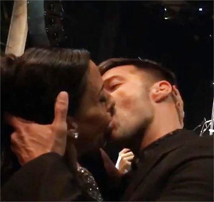 Ricky Martin kadın hayranıyla öpüşürse..