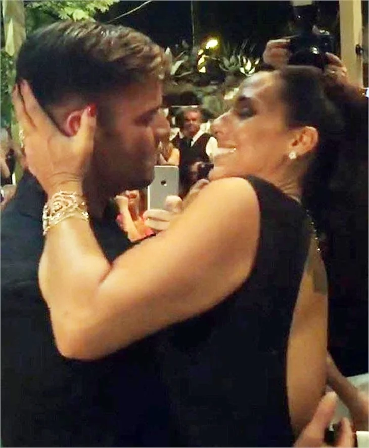 Ricky Martin kadın hayranıyla öpüşürse..