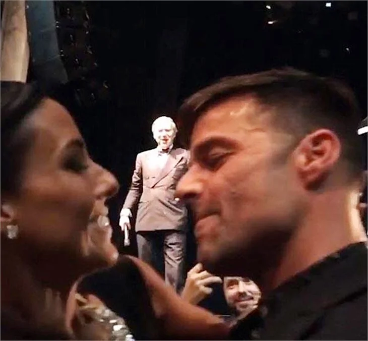 Ricky Martin kadın hayranıyla öpüşürse..