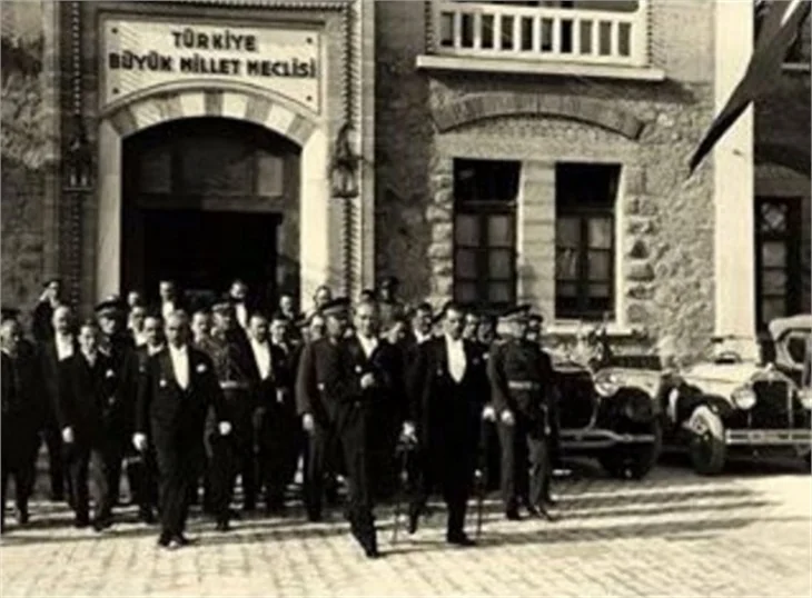 Ünlülerin 23 Nisan Ulusal Egemenlik ve Çocuk Bayramı paylaşımları