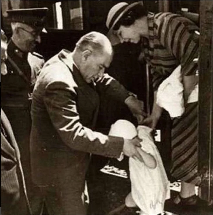 Ünlülerin 23 Nisan Ulusal Egemenlik ve Çocuk Bayramı paylaşımları
