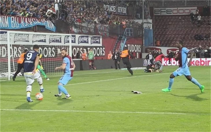 Trabzonspor-Fenerbahçe maçında olay dünya medyasında manşet oldu!