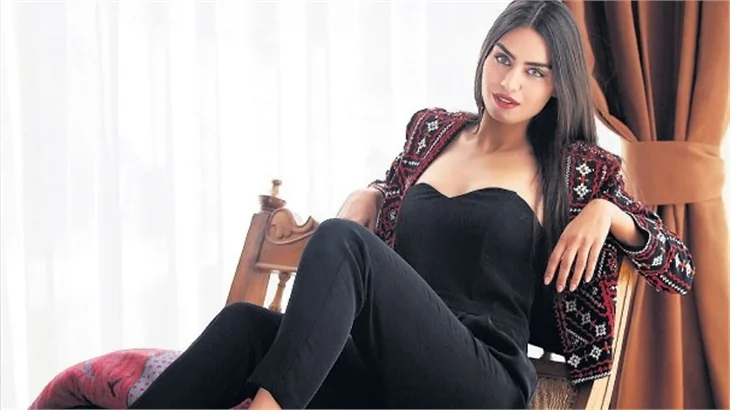 Amine Gülşe rol arkadaşıyla yakalandı