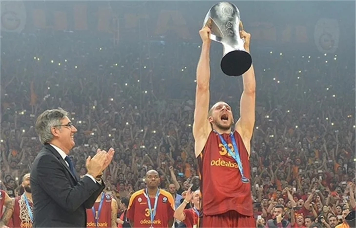 Galatasaray Avrupa Şampiyonu oldu! Ünlülerden tebrik mesajları yağdı...