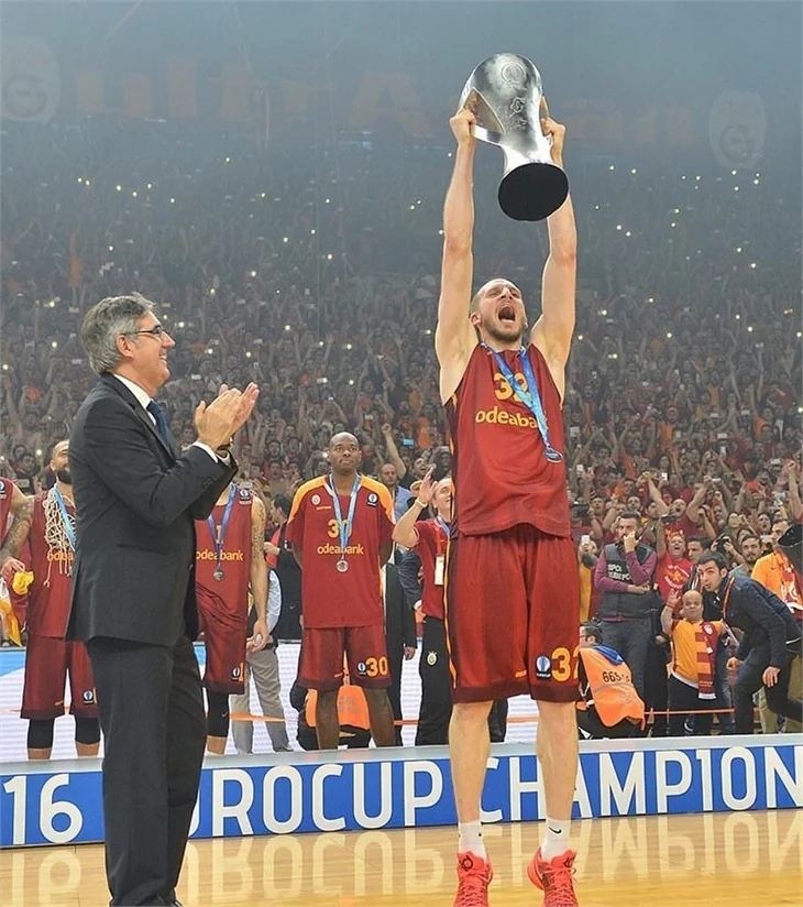 Galatasaray Avrupa Şampiyonu oldu! Ünlülerden tebrik mesajları yağdı...