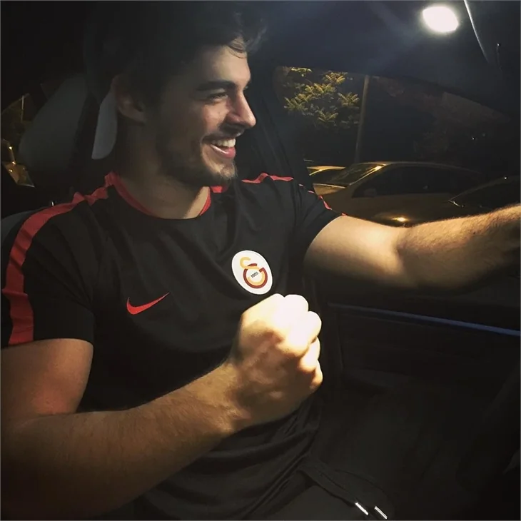 Galatasaray Avrupa Şampiyonu oldu! Ünlülerden tebrik mesajları yağdı...