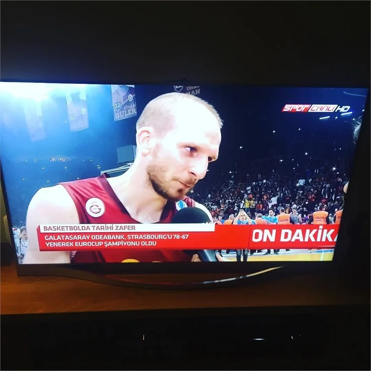 Galatasaray Avrupa Şampiyonu oldu! Ünlülerden tebrik mesajları yağdı...