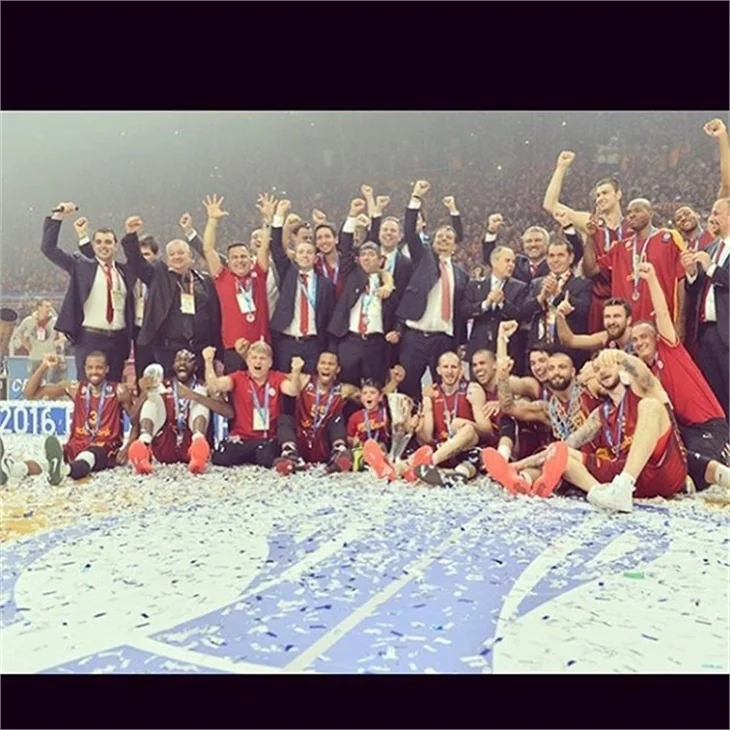 Galatasaray Avrupa Şampiyonu oldu! Ünlülerden tebrik mesajları yağdı...