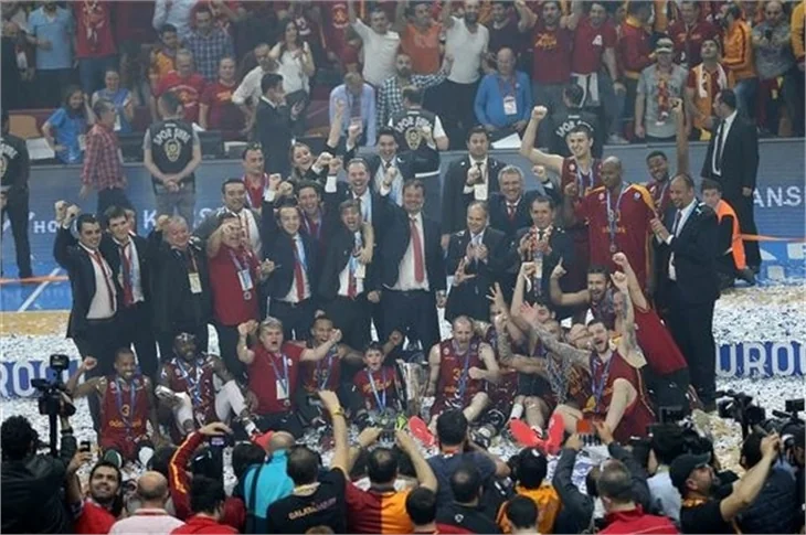 Galatasaray Avrupa Şampiyonu oldu! Ünlülerden tebrik mesajları yağdı...