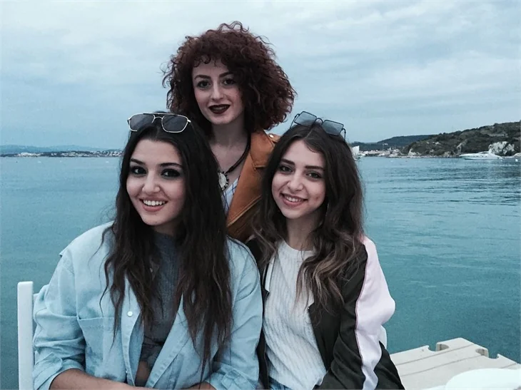 Hande Erçel tatile doymuyor!