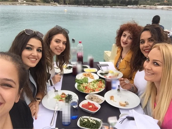 Hande Erçel tatile doymuyor!