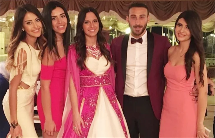 Beşiktaşlı futbolcu Cenk Tosun evlilik yolunda ilk adımı attı!