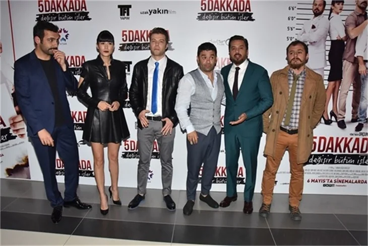 5 Dakkada Değişir Bütün İşler filminin galasında aşıklar geçidi