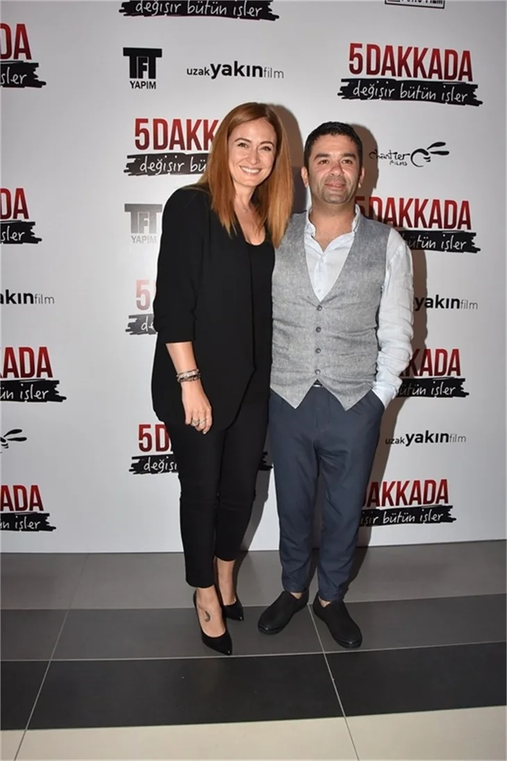 5 Dakkada Değişir Bütün İşler filminin galasında aşıklar geçidi