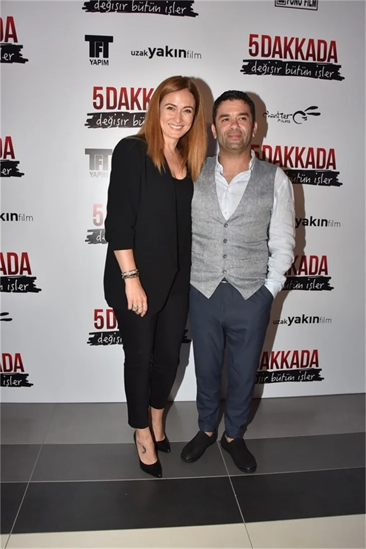 5 Dakkada Değişir Bütün İşler filminin galasında aşıklar geçidi