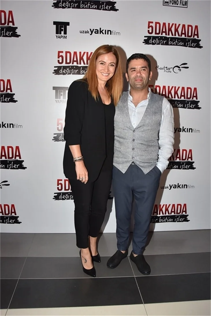 5 Dakkada Değişir Bütün İşler filminin galasında aşıklar geçidi