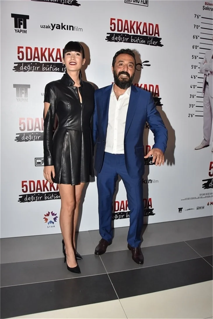 5 Dakkada Değişir Bütün İşler filminin galasında aşıklar geçidi