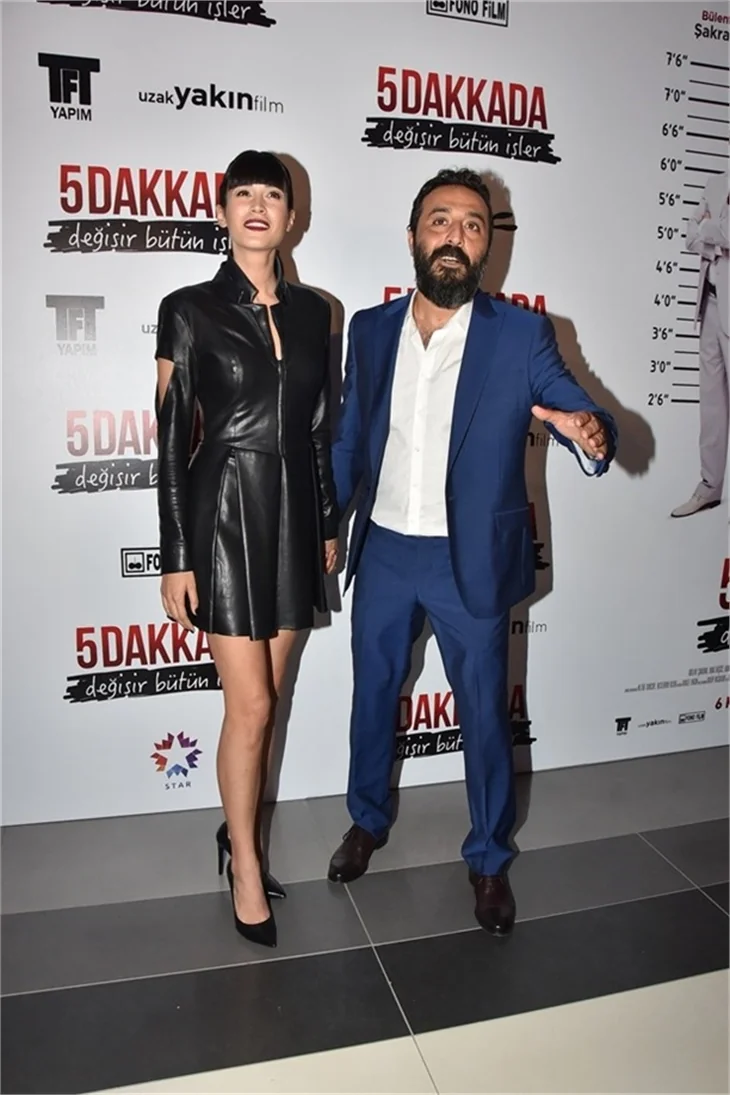 5 Dakkada Değişir Bütün İşler filminin galasında aşıklar geçidi