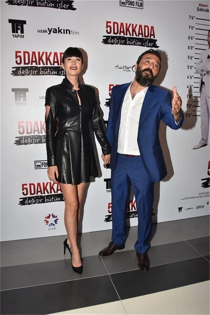 5 Dakkada Değişir Bütün İşler filminin galasında aşıklar geçidi