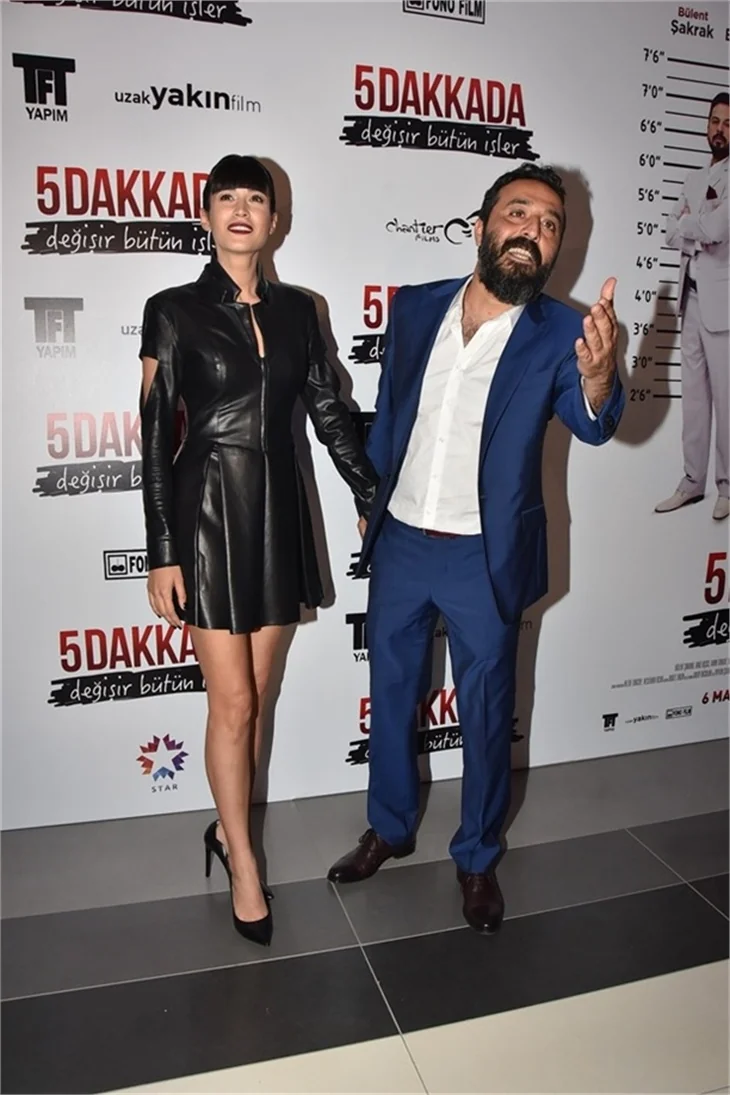 5 Dakkada Değişir Bütün İşler filminin galasında aşıklar geçidi