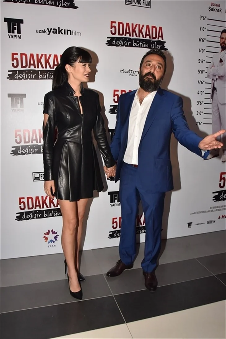 5 Dakkada Değişir Bütün İşler filminin galasında aşıklar geçidi